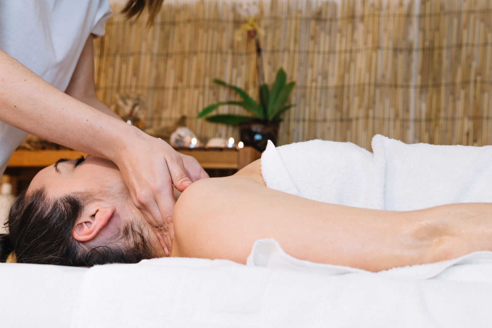 Woman receiving a stress relief massage for stress management at BeautyKliniek