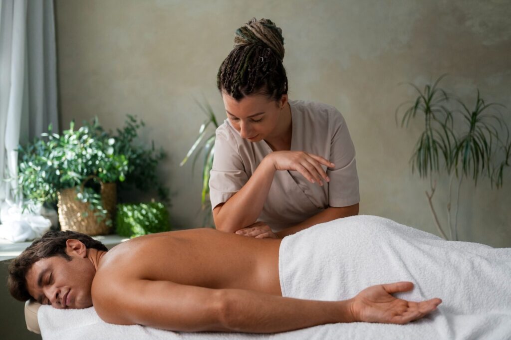 Man receiving a back massage at Beauty Kliniek, an essential body treatment from our men's spa guide.
